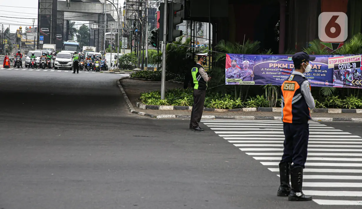 Petugas gabungan Polisi dan Dishub memberhetikan pengguna jalan untuk Mengheningkan sejenak di Kawasan Jalan Fatmawati Jakarta, Sabtu (10/7/2021). Kegiatan mengheningkan cipta selama 60 detik tersebut bentuk penghormatan kepada mereka yang telah wafat karena covid-19. (Liputan6.com/Faizal Fanani)