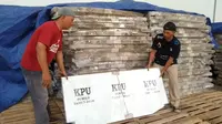 Petugas di gudang KPU Kota Malang merapikan sebagian logistik untuk Pemilu 2024 yang sudah tiba pada awal November 2023 ini (Liputan6.com/Zainul Arifin)