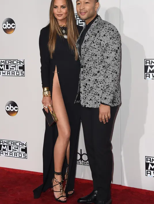 Bersama sang suami, John Legend, Chrissy hadir mengenakan gaun panjang dengan belahan panjang sampai atas. Sehingga bagian intim tubuhnya itu dengan mudah terlihat orang-orang disekitar. (AFP/Bintang.com)