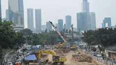 Pemandangan pembangunan underpass Mampang Prapatan-Kuningan, Jakarta, Selasa  (16/5). Pembangunan underpass itu dilakukan guna mengurangi kemacetan disekitar wilayah tersebut. (Liputan6.com/Helmi Afandi)