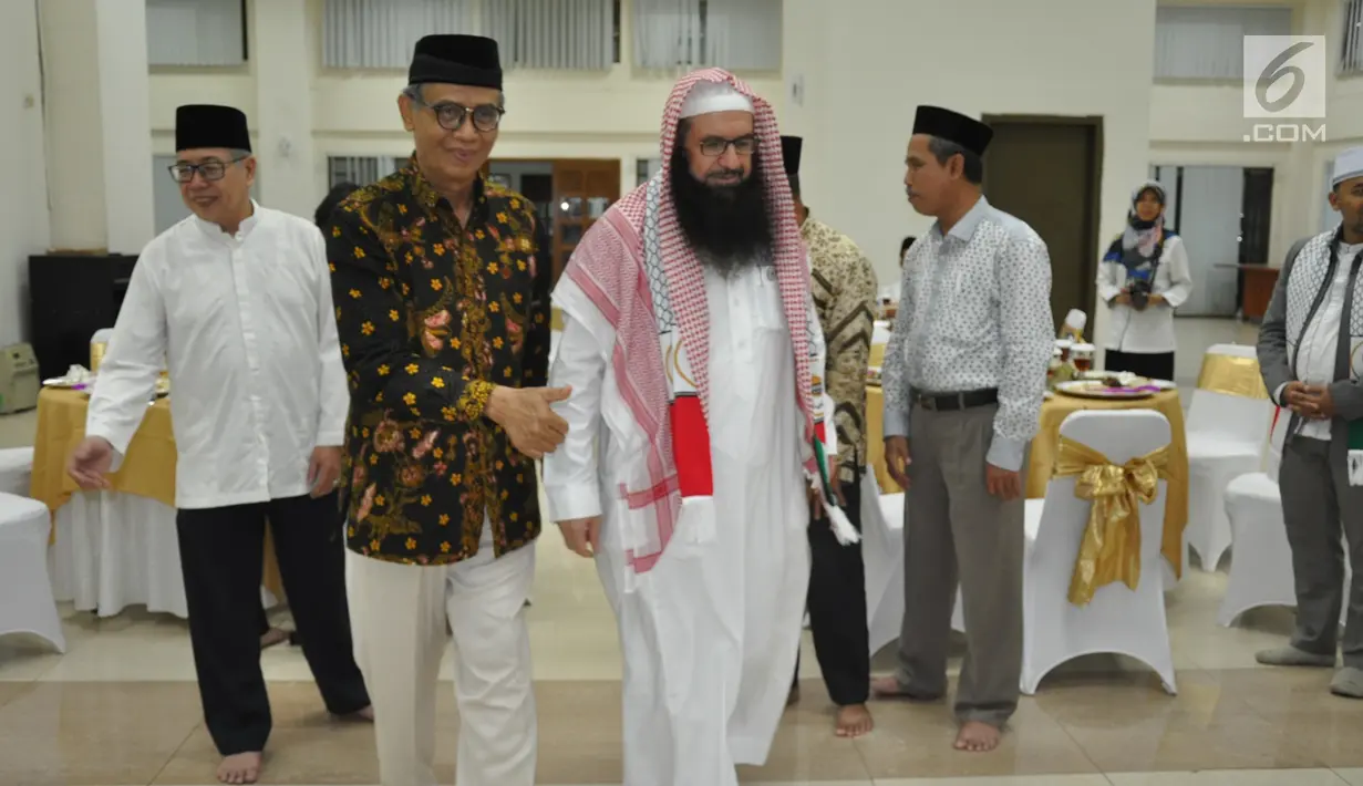 Sheikh Dr Muraweh Musa Nasar tiba saat mengunjungi MAJT, Semarang, Senin (22/4). Sheikh Dr Muraweh Musa Nasar adalah Ketua Divisi Lajnah Baitulmaqdis, Asosiasi Ulama Internasional, Salah satu ulama terkemuka yang bertanggungjawab untuk memberdayakan umat Islam di Baitulmaqdis. (Liputan6.com/Gholib)