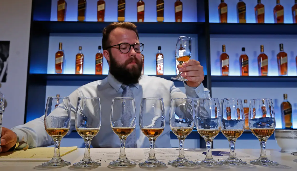 Salah satu peserta mencoba memilah minuman yang akan diraciknya saat mengikuti Kompetisi Bartender Dunia Diageo di Miami Beach, Florida, AS, Selasa (27/9). (REUTERS/ Joe Skipper)