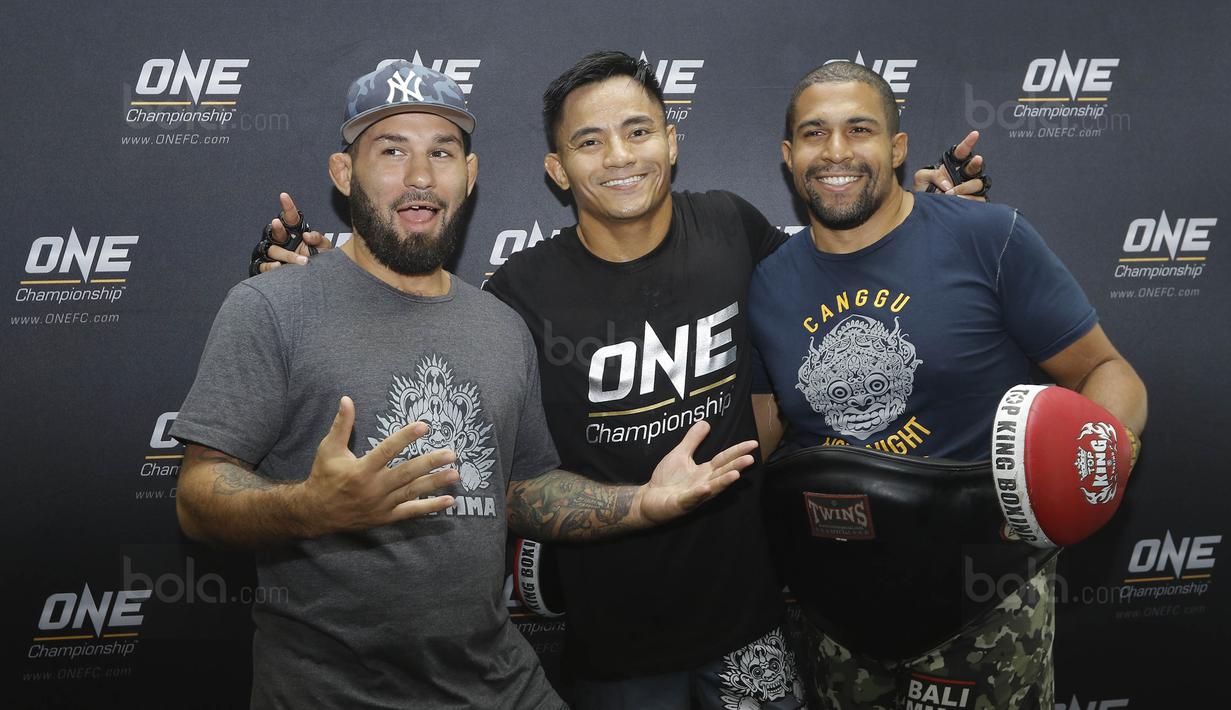 Petarung Indonesia, Stefer Rahardian, foto bersama pelatihnya saat latihan jelang laga One Championship di Senayan, Jakarta, Kamis (14/07/2017). Pertarungan tersebut akan berlangsung di JCC, Jakarta, Sabtu (16/9/2017). (Bola.com/M Iqbal Ichsan)
