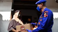 Dirpolair Korpolairud Baharkam Polri Brigjen Pol Mohammad Yassin Kosasih bersama jajaran pejabat utama Mabes Polri membagikan paket sembako