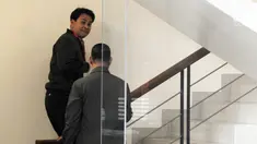 Anggota DPR RI Aziz Syamsuddin menaiki tangga menuju ruang pemeriksaan di gedung KPK, Jakarta, Selasa (28/8). Aziz diperiksa pendalaman kasus mafia anggaran untuk tersangka anggota DPR RI Komisi XI dari Demokrat Amin Santono. (Merdeka.com/Dwi Narwoko)
