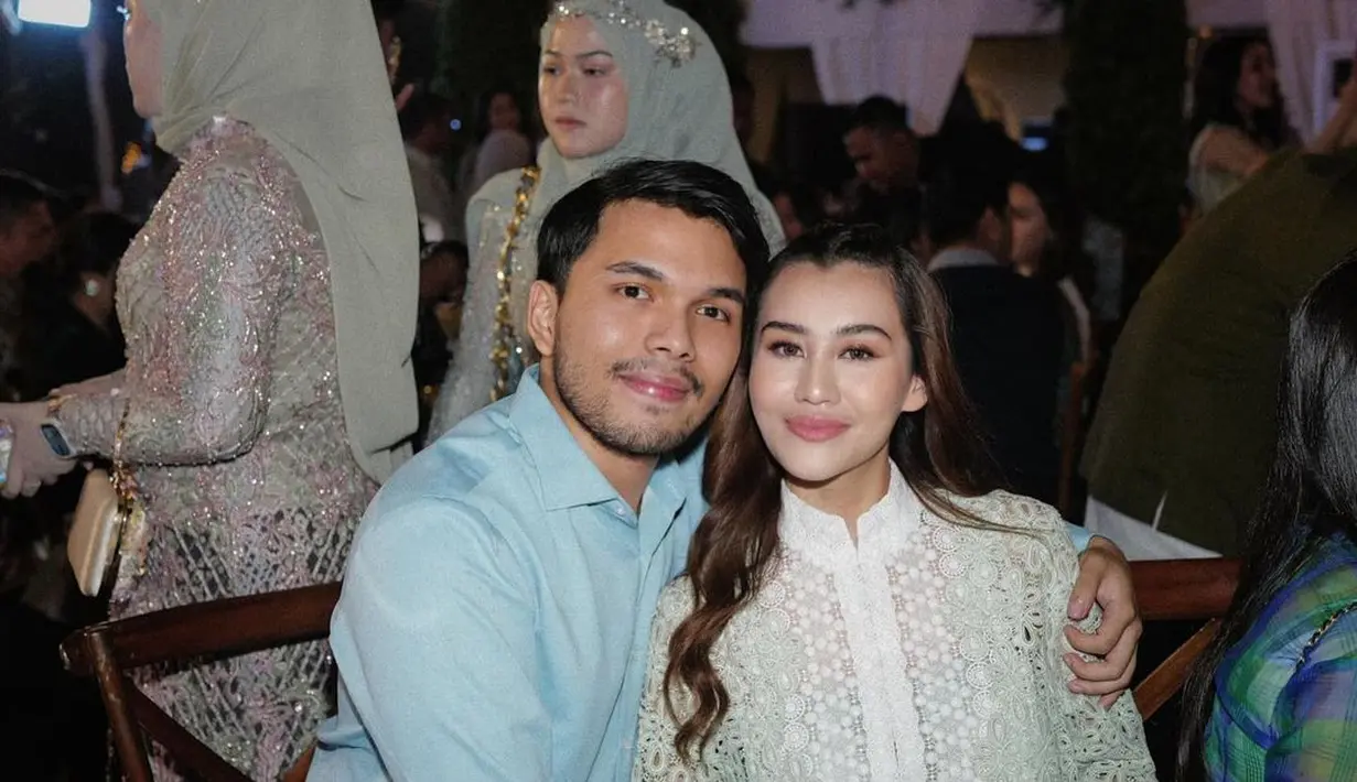 Aaliyah Massaid pulas makeup flawless dengan eye makeup coral peach dan lipstik pinkish nude [@aaliyah.massaid]