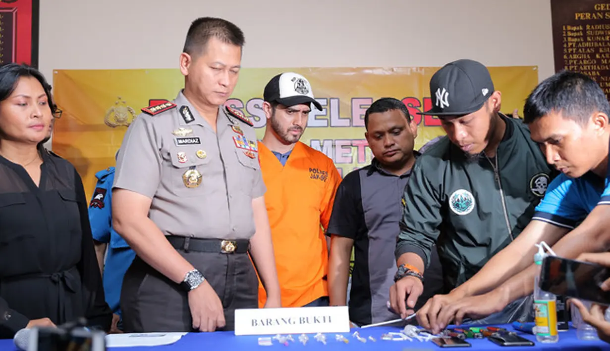 Pihak kepolisian menjelaskan barang bukti yang berhasil di amankan petugas saat penggrebekan. Sebelum ditangkap, Fachri telah dipantau sejak tiga bulan lalu berdasarkan dari laporan masyarakat.  (Deki Prayoga/Bintang.com)