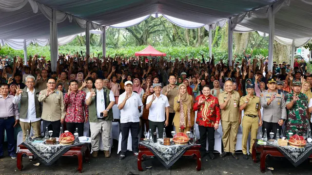 Harapan Warga Pancer Banyuwangi Terkabul, Menhut Serahkan SK Pelepasan Kawasan Hutan