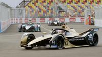 Sejumlah pebalap Formula E memacu mobilnya saat sesi shakedown di Jakarta International e-Prix Circuit (Jakarta E-Prix), Ancol pada Jumat (4/6/2022). (Bola.com/M Iqbal Ichsan)