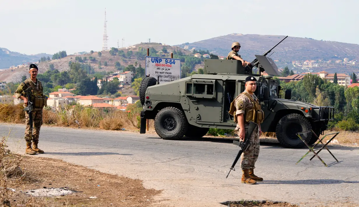 Ketegangan di perbatasan antara Israel dan Lebanon meningkat usai Hamas melancarkan serangan besar-besaran di sisi selatan Israel dari Jalur Gaza. (AP Photo/Hassan Ammar)