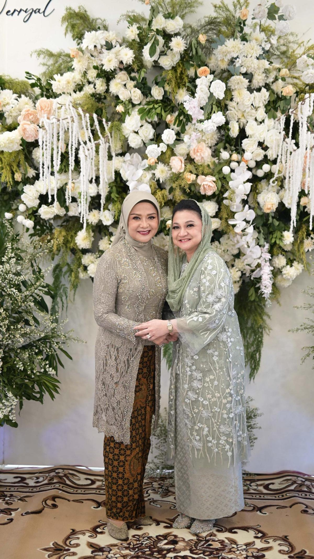 7 Potret Betharia Sonata dan Willy Dozan Tampil Akur - Kompak di Pertunangan Anak