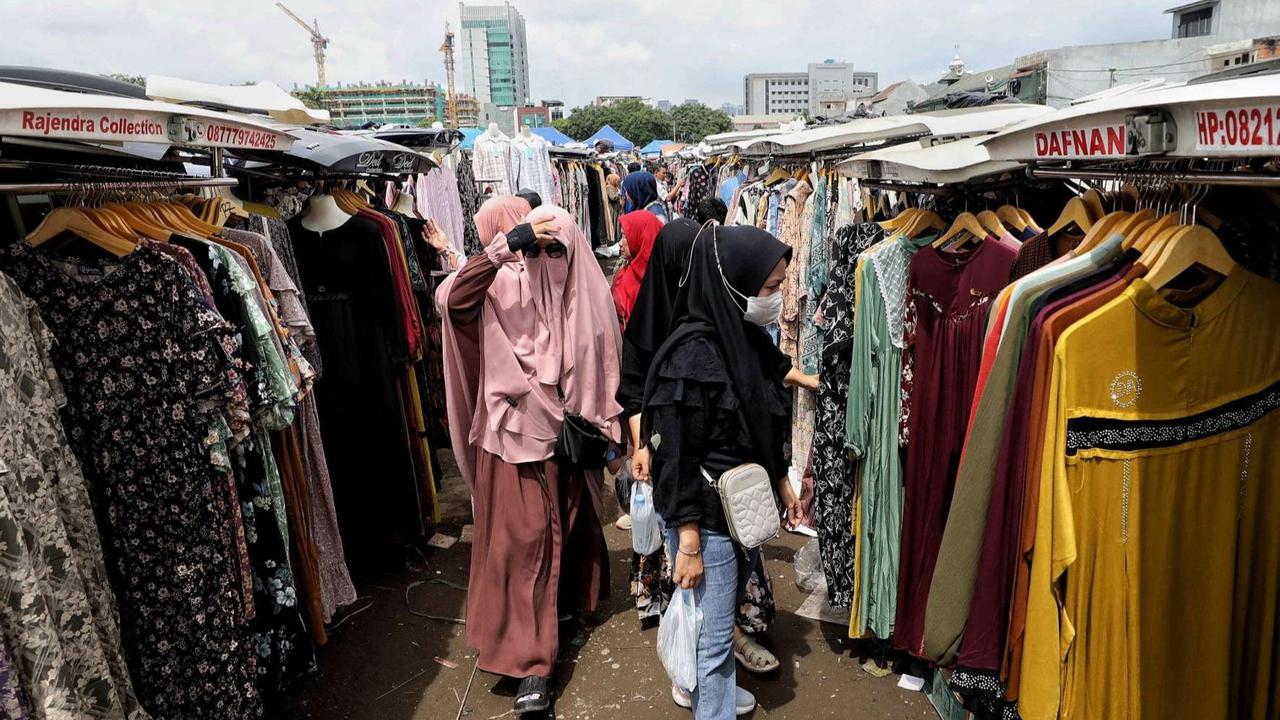 FOTO: Jelang Ramadan, Penjualan Baju Muslim di Pasar Tasik Tanah Abang Melonjak 50 Persen