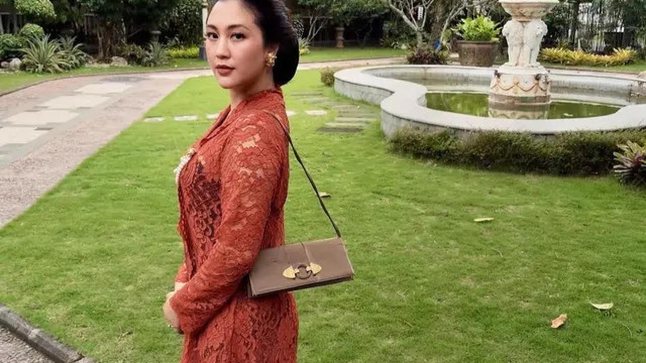Kebaya sampai Dress Kotak-Kotak, Ini Gaya Taman ala Sherina Munaf yang Bikin Adem