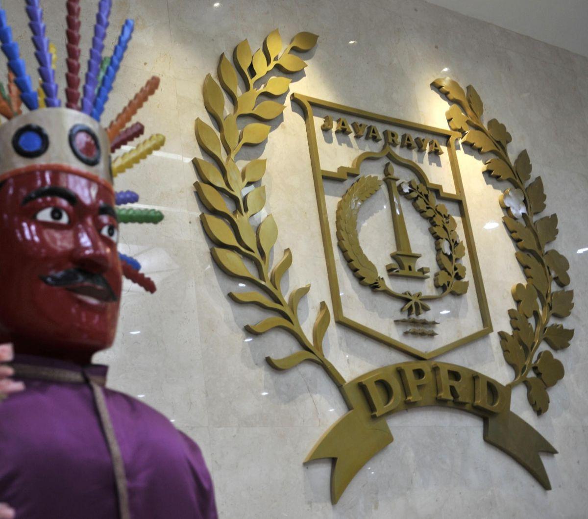 Permasalahan ini mendapat sorotan Komisi A DPRD DKI Jakarta. Wakil Ketua Komisi A DPRD DKI Jakarta, Inggard Joshua, mengatakan APBD masih cukup membayar gaji 87 ribu PJLP dengan UMP 2023 yang berlaku.