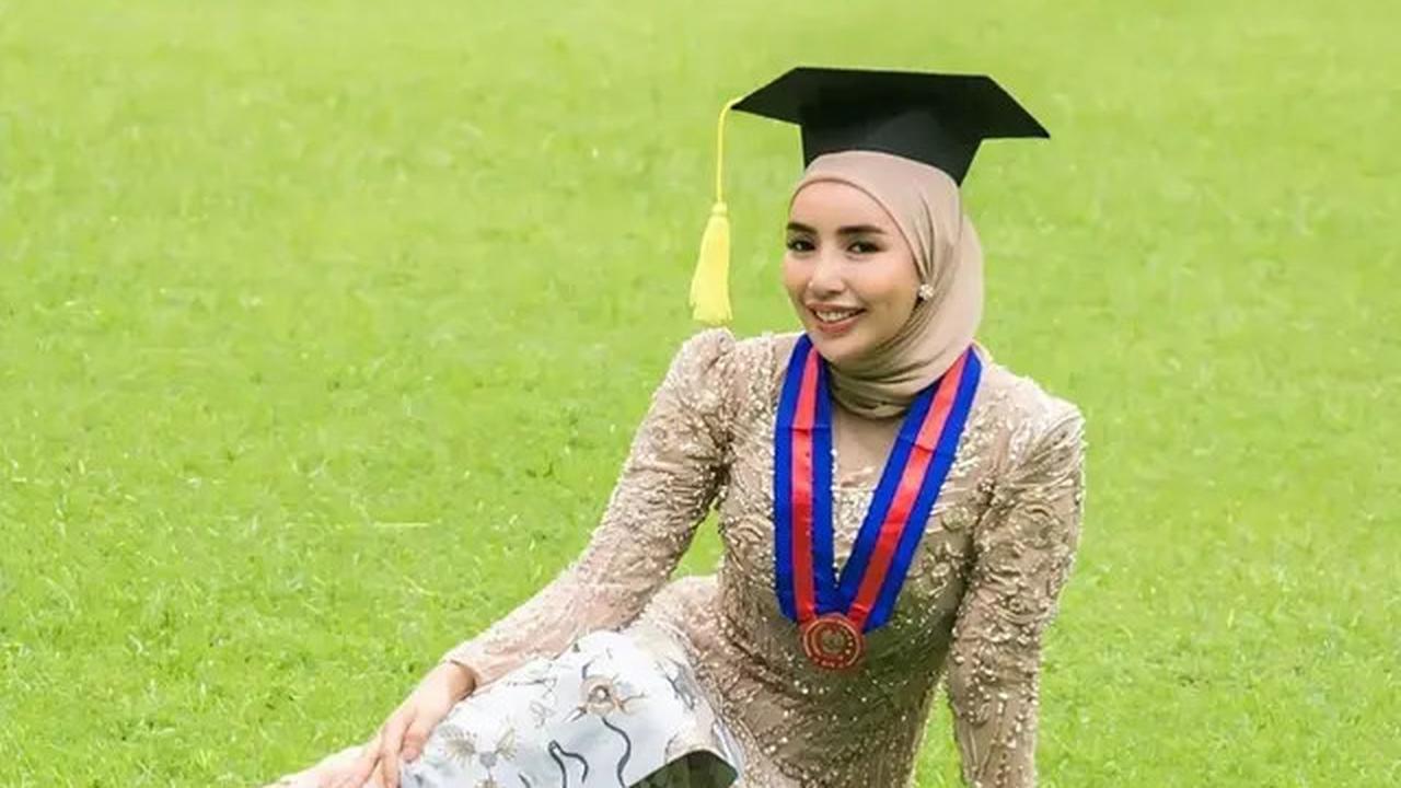 7 Potret Nurul Kamaria Lulus Kuliah di NTB, Angga Wijaya Ikut Bangga