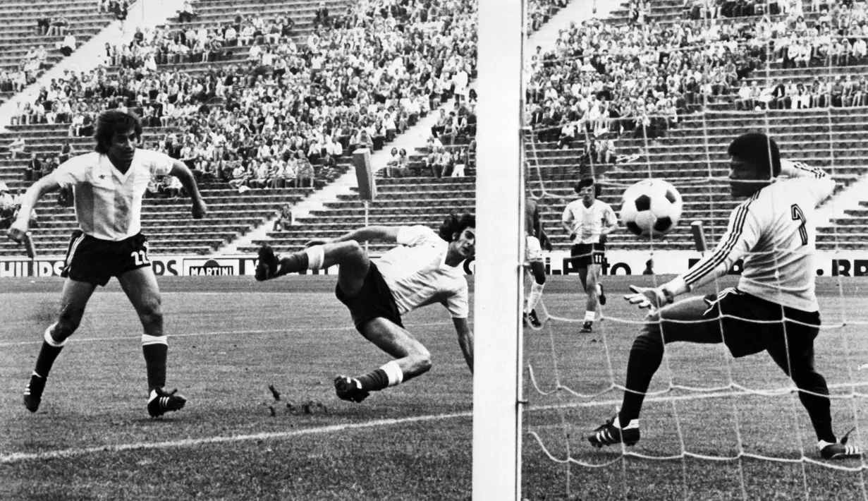 Bahkan ia menjadi pencetak gol terbanyak Piala Dunia 1978 yang digelar di Argentina. Mario Kempes menorehkan enam gol dalam gelaran tersebut dan membawa timnya menjadi juara dunia. (Photo by Staff/AFP)