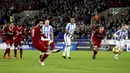 Mohamed Salah saat mencetak gol lewat penalti ke gawang Huddersfield Town pada lanjutan Premier League di John Smith's Stadium, Huddersfield, (30/1/2018). Liverpool menang 3-0. (Martin Rickett/PA via AP)