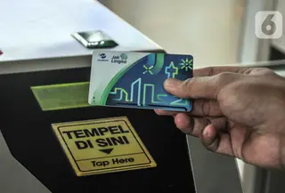 Calon penumpang memindai kartu JakLingko sebagai akses menggunakan KRL di Stasiun Tanah Abang, Jakarta Pusat, Selasa (15/3/2022). Gubernur DKI Jakarta Anies Baswedan menargetkan jangkauan transportasi umum di 92 persen wilayah Ibu Kota pada akhir tahun 2022. (merdeka.com/Iqbal S. Nugroho)