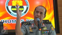 Irjen Boy Rafli Amar memberi keterangan terkait pelaku penyebar isu Rush Money di Mabes Polri, Jakarta, Sabtu (26/11).Tersangka adalah seorang guru SMK di Pluit, Jakarta Utara, berinisial AR alias Abu Uwais berusia 31 tahun. (Liputan6.com/Angga Yuniar)