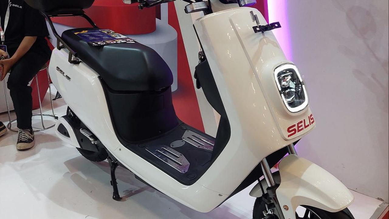 5 Selis E-Max SLA<br><br>Motor listrik bergaya commuter ini dijual Rp 10,49 juta. Baterai berkapasitas 60v/20ah, jarak tempuhnya 40 km dan kecepatan maksimal 50 km per jam.