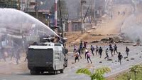 Polisi antihuru-hara membubarkan demonstran dengan meriam air saat peringatan protes "Saba Saba" di Kangemi, Nairobi, Kenya, Senin (7/7/2025). (Dok.&nbsp;AP Photo/Brian Inganga)