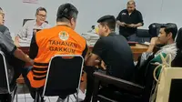 BQ, warga negara China, ditangkap di Bandara Sam Ratulangi Manado karena berusaha menyelundupkan 12 taring harimau dan cula badak ke Indonesia. (dok. Tim Gakkum Kemenhut)