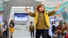 Seorang anak laki-laki dengan down syndrome ambil bagian di atas catwalk pekan mode Petite Fashion Week di Madrid, 6 Oktober 2017. Model mungil itu berasal dari Garrigou Foundation, tempat pendidikan untuk anak-anak berkebutuhan khusus (GABRIEL BOUYS/AFP)