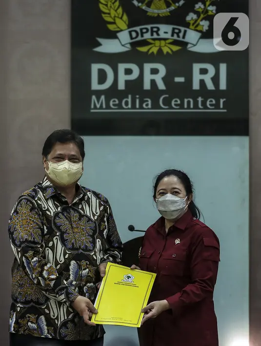 Ketua DPR Puan Maharani (kanan) berfoto bersama Ketua Umum DPP Partai Golkar Airlangga Hartarto (kiri) dengan menunjukkan dokumen usai menyampaikan keterangan pers terkait pergantian Wakil Ketua DPR Azis Syamsuddin di Media Center DPR, Jakarta, Rabu (29/9/2021). (Liputan6.com/Johan Tallo)