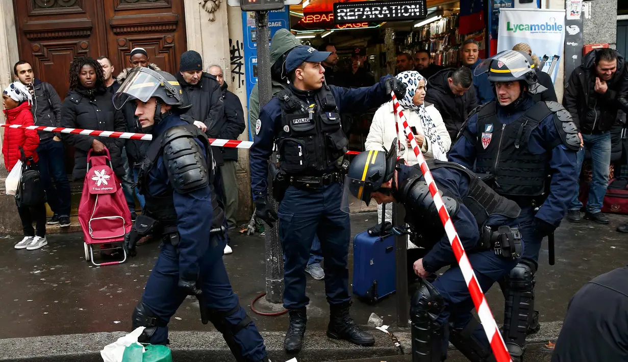 Polisi mengamankan lokasi kejadian seusai seorang pria ditembak mati di sebuah kantor polisi di Paris, Prancis, Kamis (7/1/2016). Pria itu ditembak mati karena memaksa masuk ke kantor polisi sambil membawa pisau  (REUTERS/Benoit Tessier)