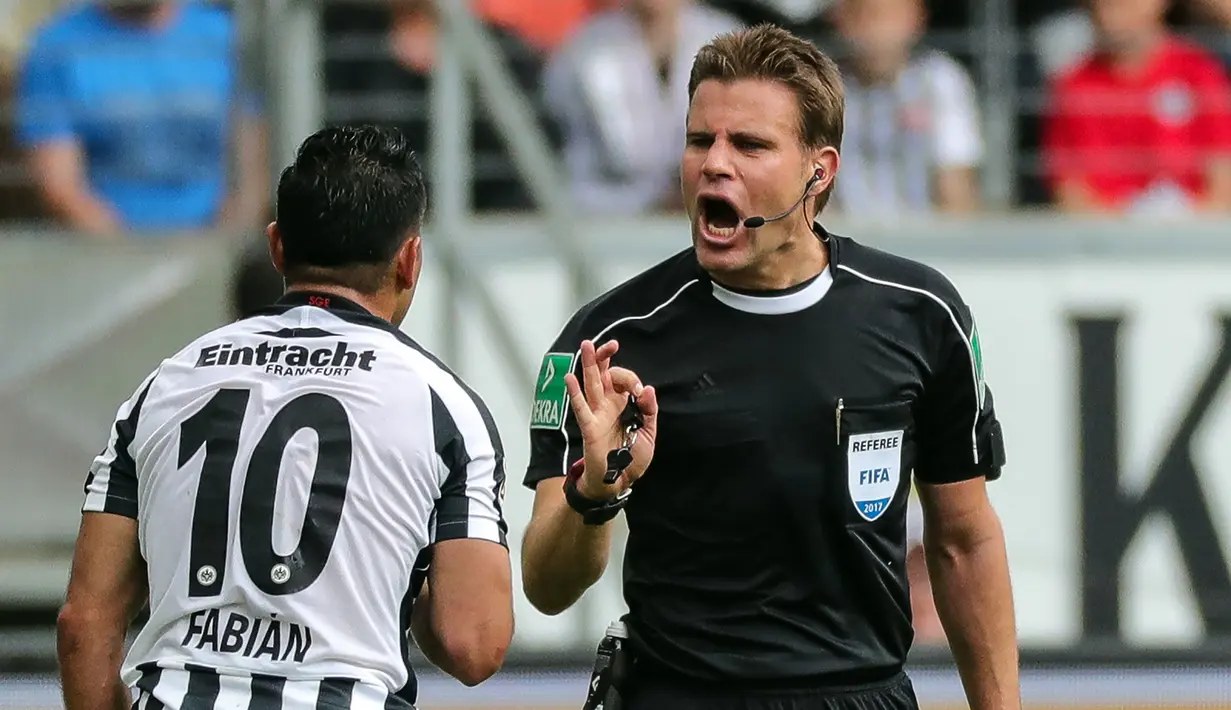 Wasit Felix Brych, bersitegang dengan pemain Frankfurt, Marco Fabian, saat pertandingan antara Frankfurt melawan RB Leipzig pada laga lanjutan Bundes liga di Frankfurt, Jerman (20/05/2017). (EPA/Armando Babani)