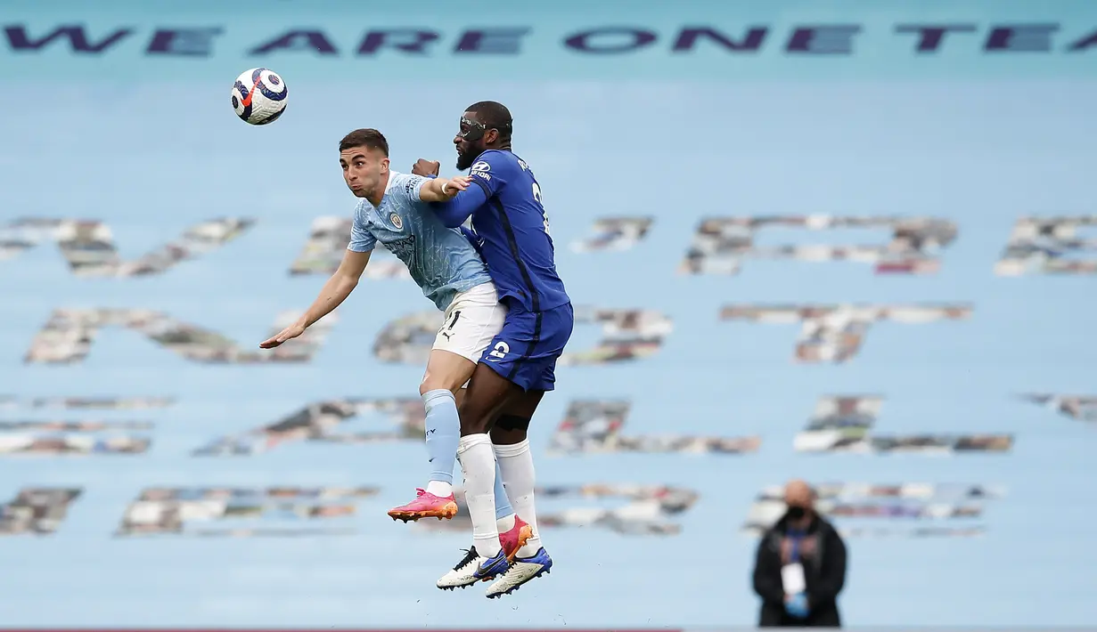 Bek Chelsea, Antonio Rudiger berebut bola udara dengan striker Manchester City, Ferran Torres pada pertandingan Liga Inggris di Stadion Etihad, Sabtu (8/5/2021). Bagi Chelsea, hasil positif ini mengangkat anak buah Thomas Tuchel ke posisi ketiga, menggusur Leicester City. (Martin Rickett/Pool via AP