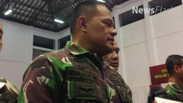 Panglima TNI Jenderal Gatot Nurmantyo mengatakan, dirinya mengutuk keras penyerangan dengan air keras yang dialami Novel Baswedan oleh orang tak dikena. TNI juga sudah menyiapkan prajurit terbaik untuk memberikan pengawalan.