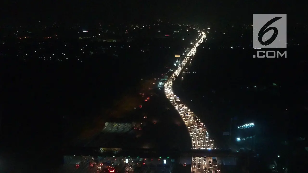 Kepadatan Kendaraan di Gerbang Tol Cikarang Utama