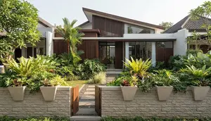 8 Model Pagar Pendek dengan Pot Tanaman Menyatu di Bagian Atas, Tampil Estetik