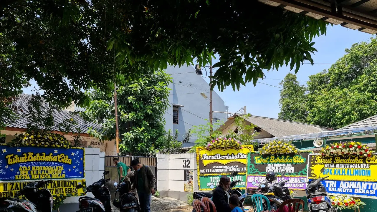 Karangan bungan dukacita berjejer di kediaman Ketua MDI Kota Bekasi KH Alimuddin. (Bam Sinulingga/Liputan6.com).