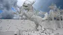 Foto pada yang diabadikan 2 September 2020 menunjukkan pahatan makhluk mitologi yang terbuat dari pasir putih menyerupai es di taman "Frost Magical Ice of Siam", di luar Pattaya, Thailand. (Photo by Mladen ANTONOV / AFP)