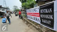 Jelang Pemilihan suara, sebuah spanduk bertuliskan 'Hentikan Politik Uang' terpampang di bahu jalan pasar Musi Depok yang tidak jauh dari kelurahan Abadijaya Depok, Selasa (8/12). (Liputan6.com/Yoppy Renato)