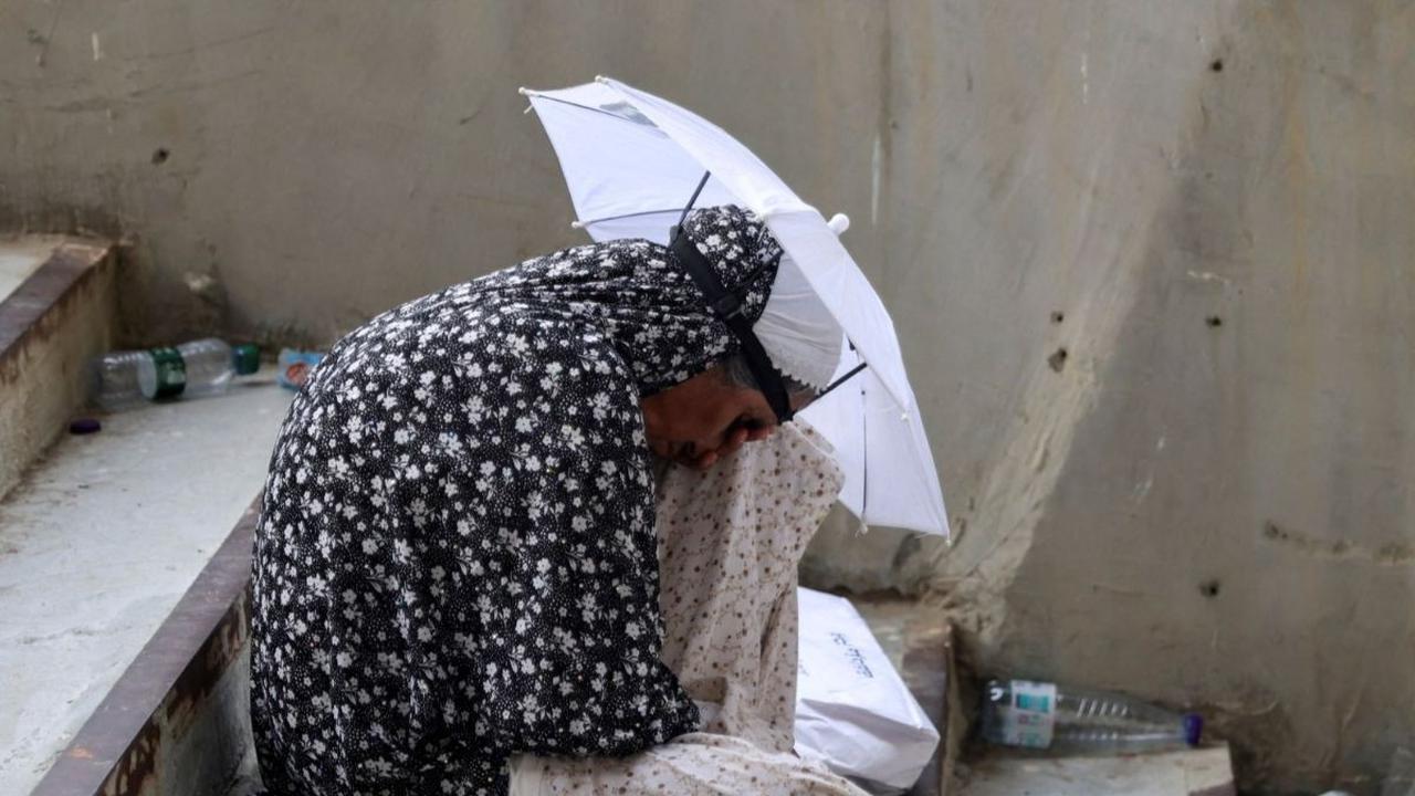 Suhu panas terik ini membuat jutaan jemaah haji di Arab Saudi diimbau untuk membawa air yang cukup saat menjalani rangkaian ibadah haji. Foto: REUTERS / Saleh Salem<br>