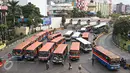 Angkutan umum menunggu penumpang di Terminal Blok M, Jakarta, Senin (11/4). Gubernur DKI Jakarta Basuki Tjahaja Purnama akan menindak tegas angkutan umum yang belum menurunkan tarifnya sesuai aturan yang berlaku. (Liputan6.com/Immanuel Antonius)