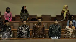 Ketua BPK Harry Azhar Azis (kiri) didampingi sejumlah dirjen dan staf BPK saat mengikuti Sidang Paripurna, Jakarta, Senin (5/10/2015). Sebanyak 10.154 temuan BPK memuat 15.434 permasalahan. (Liputan6.com/JohanTallo)