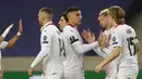 Gelandang AC Milan, Samu Castillejo (kedua kanan) berselebrasi dengan rekan-rekannya usai mencetak gol ke gawang Lille pada pertandingan lanjutan Grup H Liga Europa di stadion Stade Pierre Mauroy, Prancis, Kamis (26/11/2020). AC Milan bermain imbang 1-1. (AP Photo/Michel Spingler)