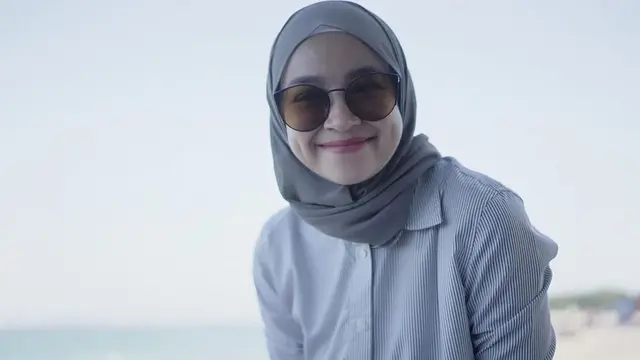 6 Potret Aryani Fitriana Pamer Senyum dari Samping, Hidung Mancungnya Curi Perhatian