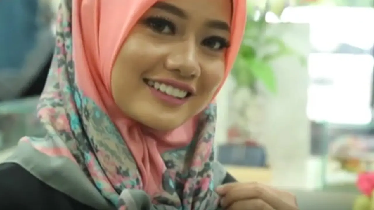 Tutorial: Tampil Stylish ke Kantor dengan Hijab Aksen Pita