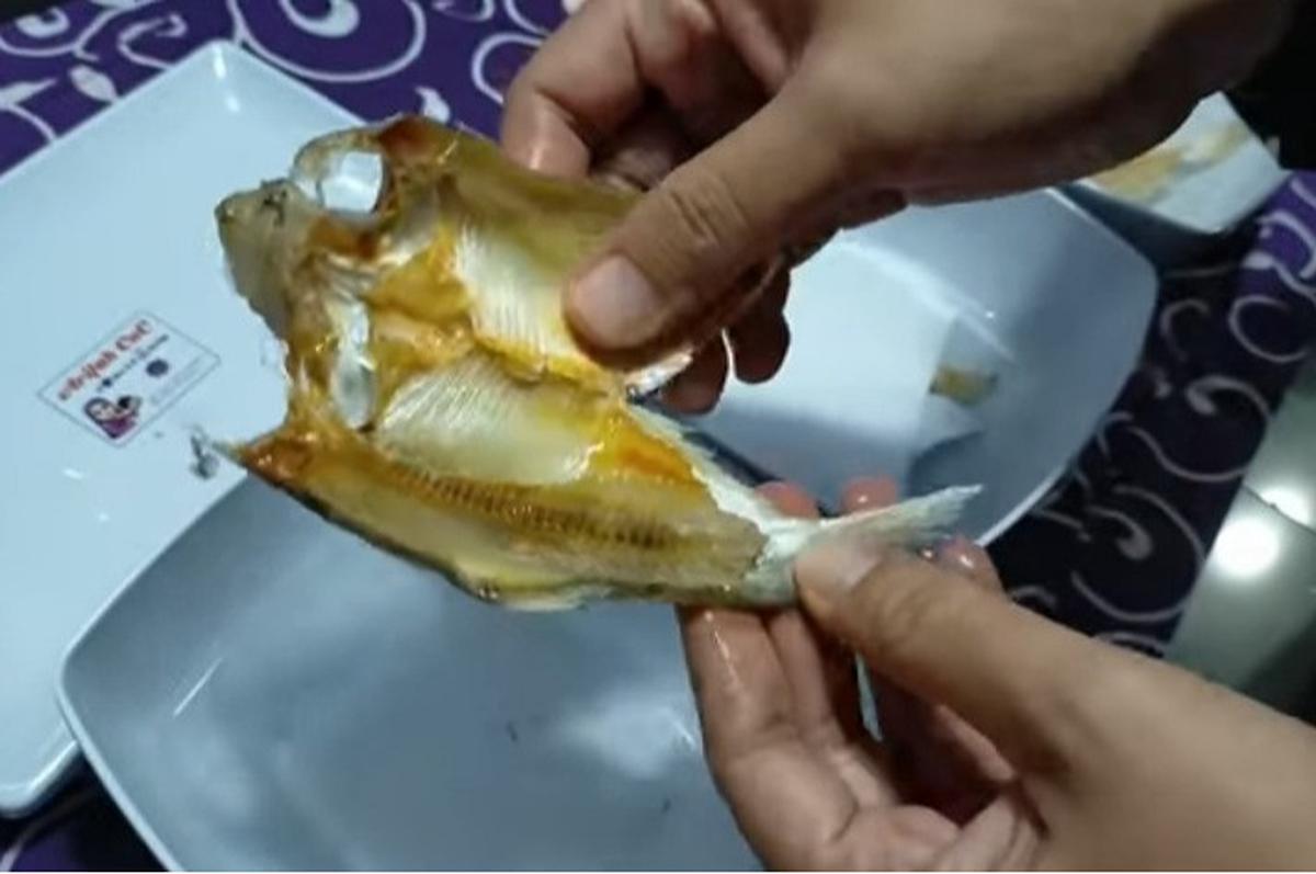 Ilustrasi sedang mengeringkan ikan asin (Sumber: YouTube/Dapur Mama SaaYa)