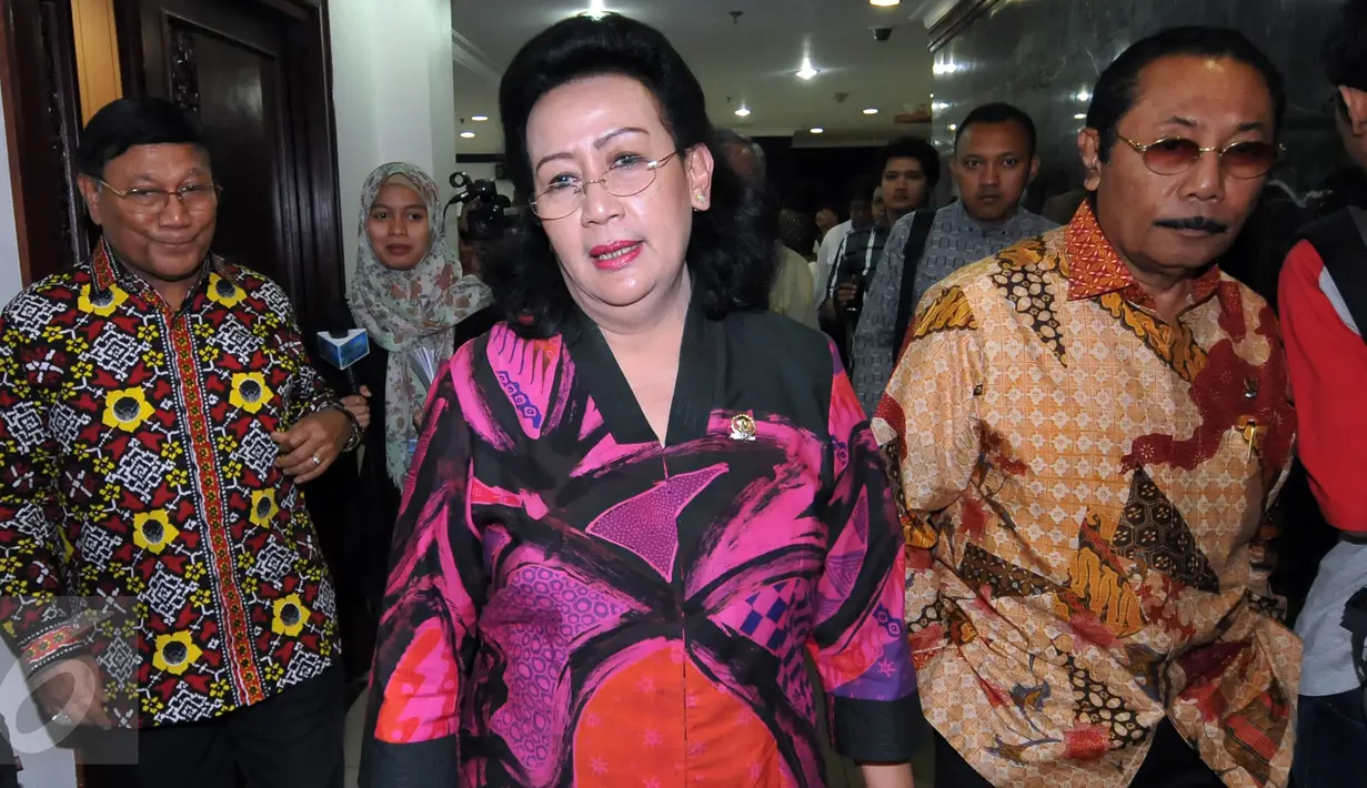 Wakil Ketua DPD, GKR Hemas (tengah) saat akan konferensi pers tentang GBHN di Kompleks Parlemen Senayan, Jakarta, Selasa (12/1/2016). DPD mendukung ide pengaktifan kembali GBHN oleh Megawati Soekarno Putri dalam Rakernas PDIP. (Liputan6.com/Johan Tallo) 
