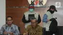 Wakil Ketua KPK, Alexander Marwata dan Juru Bicara KPK, Ali Fikri memberikan keterangan terkait OTT di Sidoarjo di Gedung KPK, Jakarta, Rabu (8/1/2020). KPK mengamankan uang senilai Rp1 miliar terkait kasus suap proyek infrastruktur di Dinas PUPR Kabupaten Sidoarjo. (merdeka.com/Dwi Narwoko)