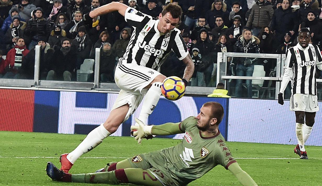 Pemain Juventus, Mario Mandzukic (atas) berusaha melewati kiper Torino, Vanja Milinkovic-Savic pada laga perempatfinal Coppa Italia di Allianz Stadium, Turin, Italia, (3/1/2018). Juventus menang 2-0. (Alessandro Di Marco/ANSA via AP)
