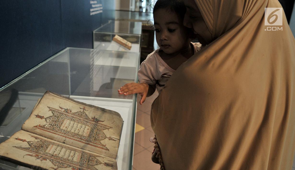 Pengunjung melihat salah satu koleksi mushaf Alquran yang dipamerkan di Museum Bayt Al-Quran, Jakarta, Minggu (19/5/2019). Puluhan mushaf Alquran yang berada di Bayt Al-Quran  dikumpulkan sejak abad ke-16. (merdeka.com/Iqbal Nugroho)