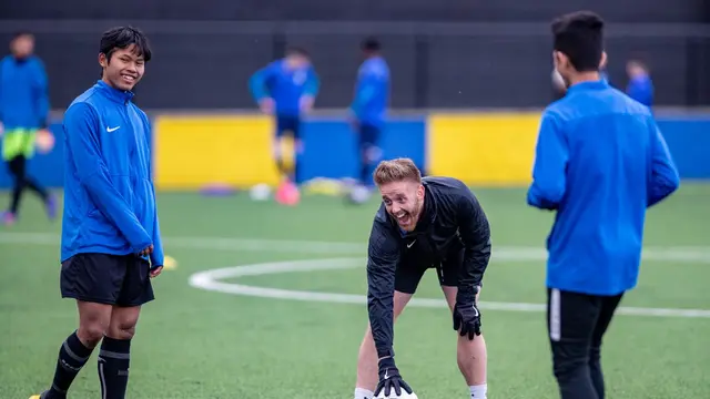 Pelatih fisik Garuda Select, Jake Fitzsimmons dan pemain Dika Kuswardani.