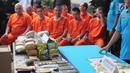 Sejumlah barang bukti dan tersangka di tampilkan saat rilis di Kantor BNN, Jakarta, Selasa (10/10). Dari pengungkapan kasus tersebut BNN menyita sabu-sabu kurang lebih 37,25 kilogram dan ekstasi sebanyak 26.005 butir. (Liputan6.com/Faizal Fanani)
